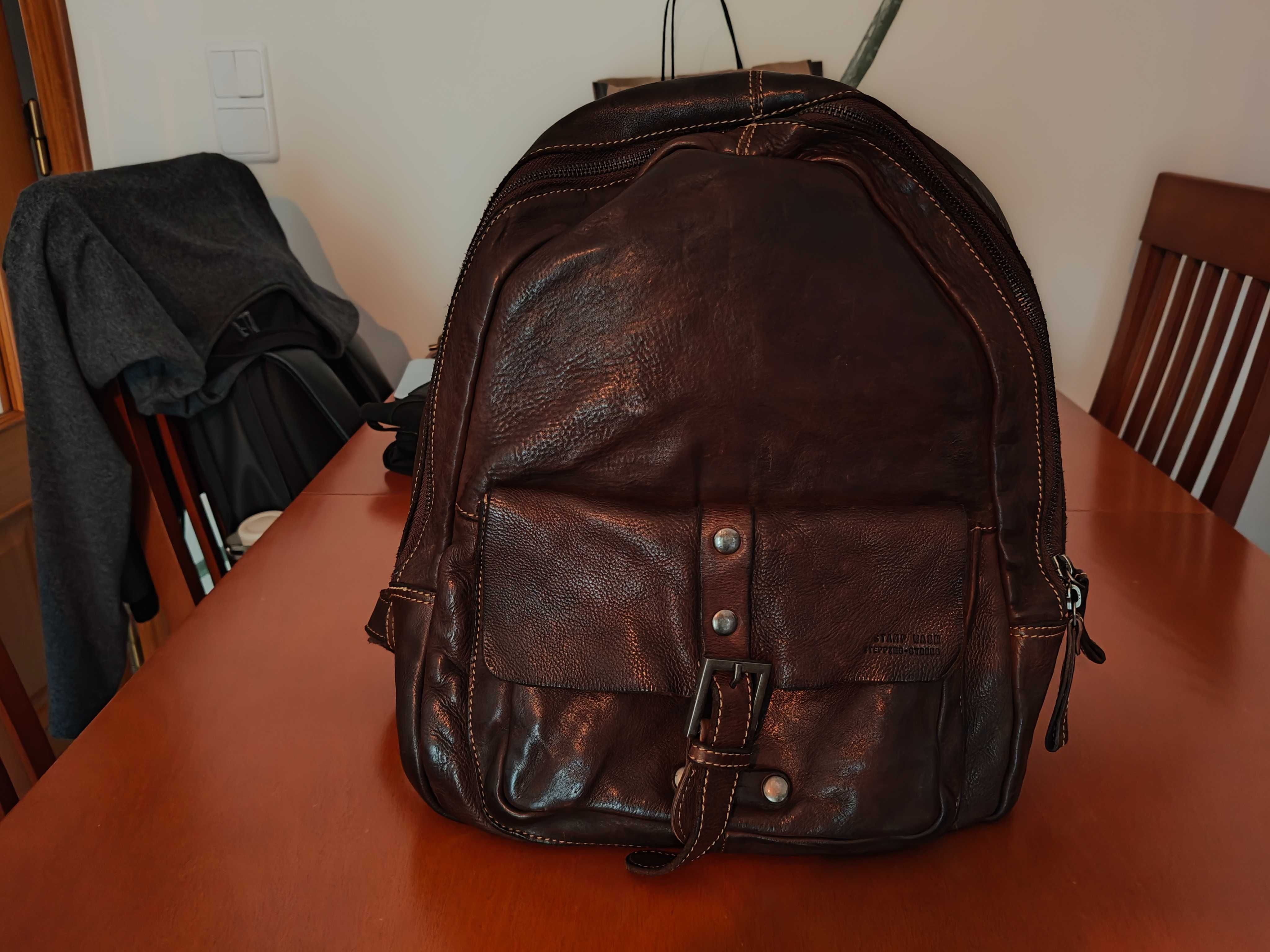 Mochila em pele genuína