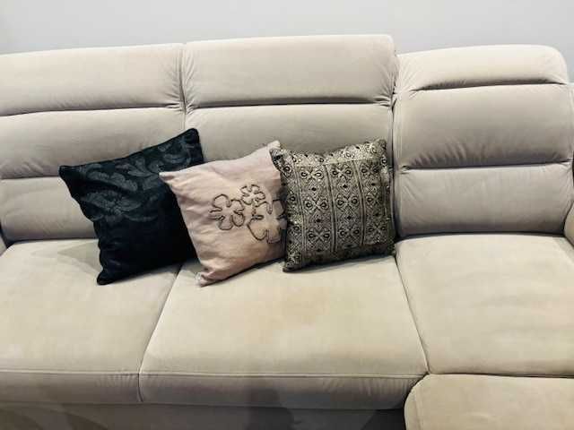 Narożnik w kolorze beżowym z 4 krzeslami w komplecie