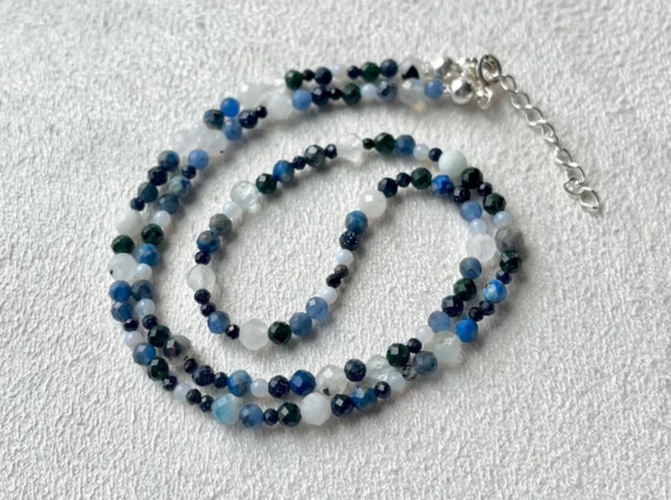 naszyjnik choker z kamieni szlachetnych ze srebrnym wykończeniem