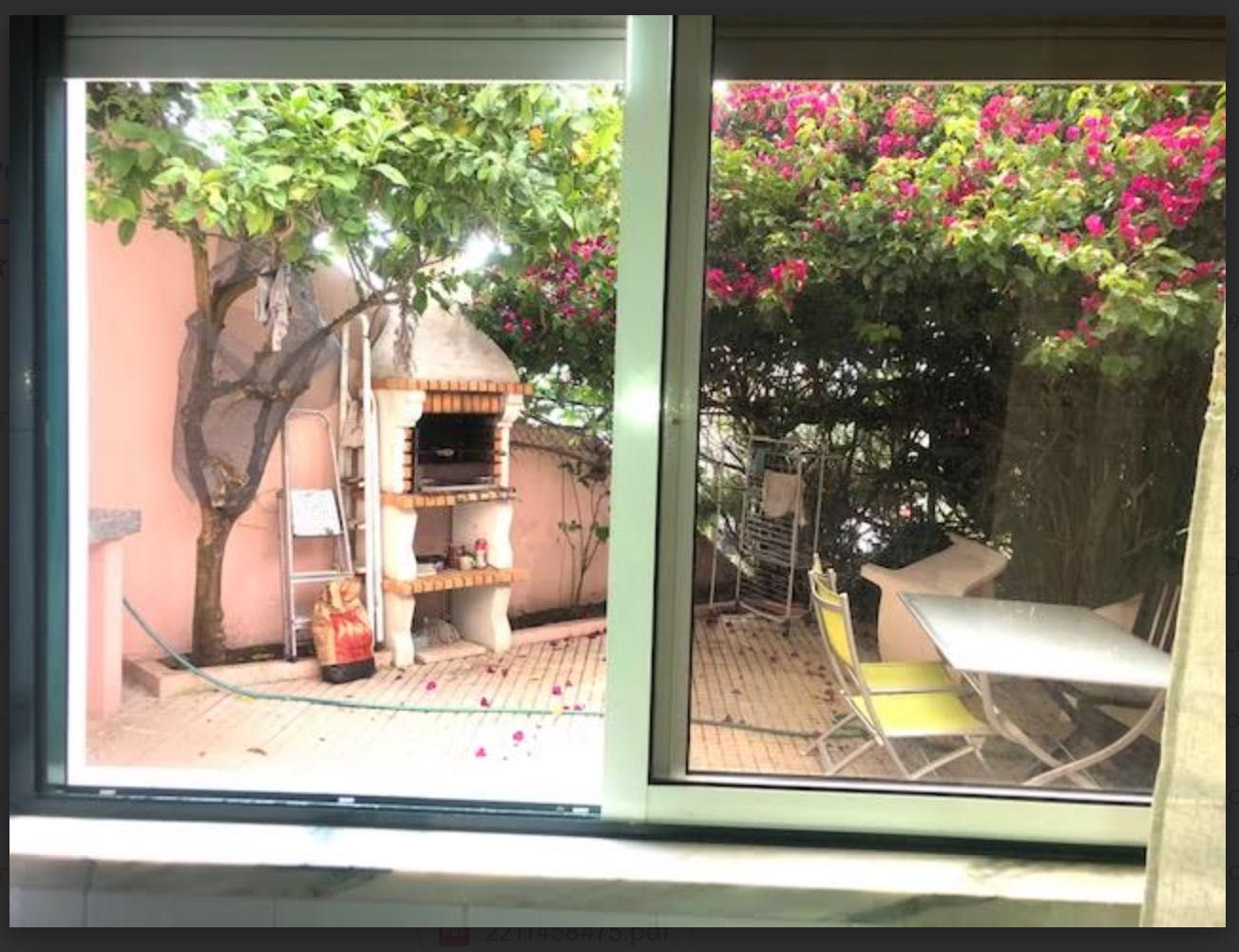 Quarto Sesimbra com muita luz, sossegado e varanda privativa.
