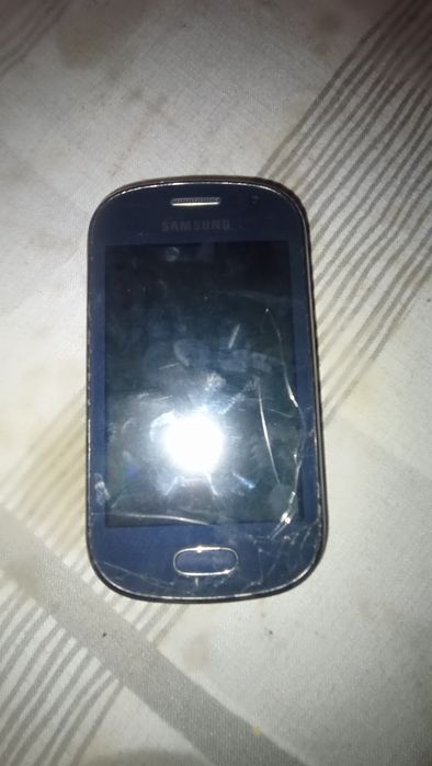 Телефон Samsung дуже старий без батареї