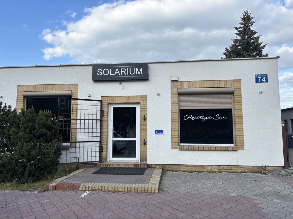 Lokal na salonik kosmetyczny przy dzialajacym solarium
