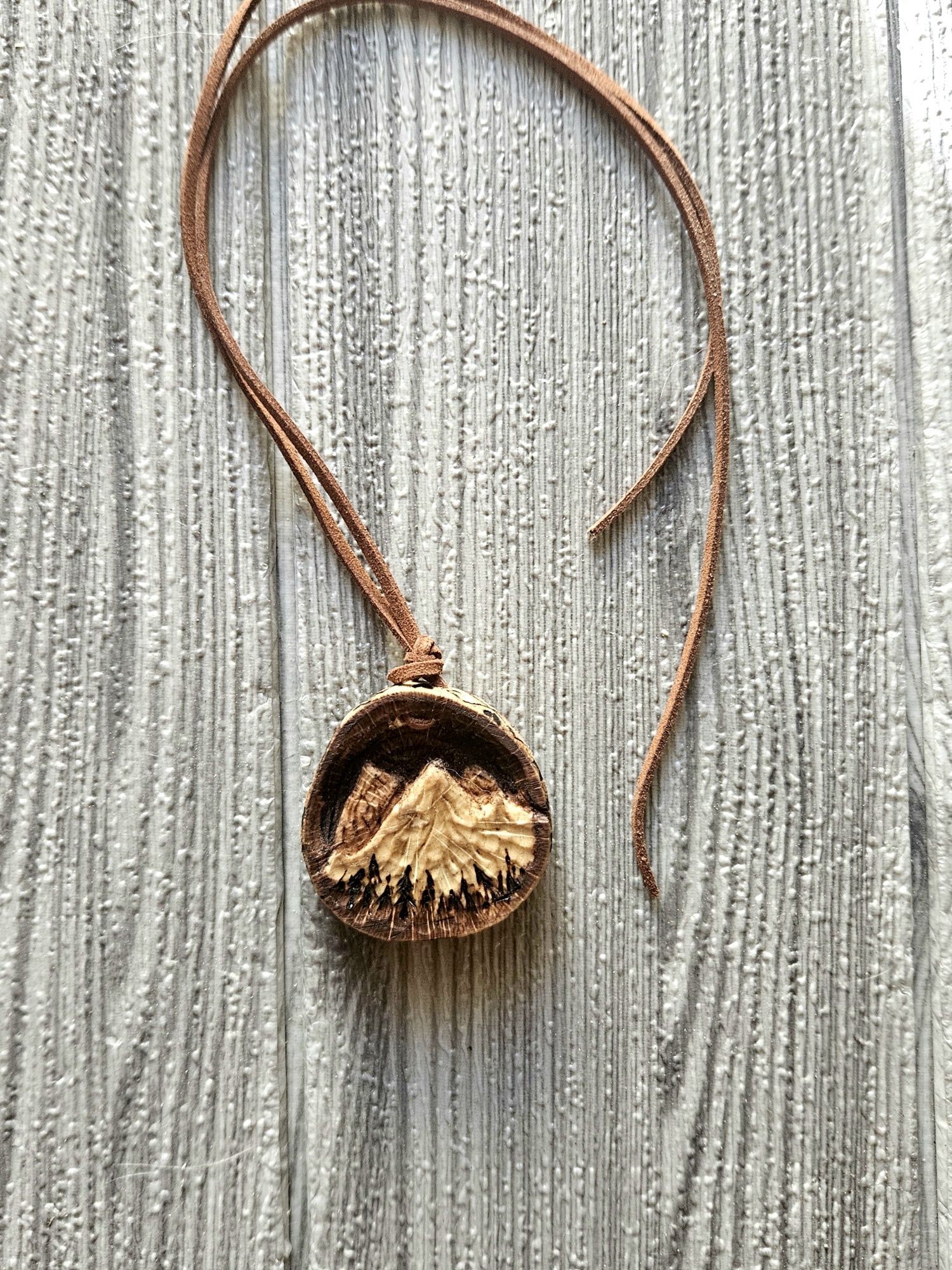 Wisiorek góry las drewniany dębowy amulet talizman eko skórzany rzemyk