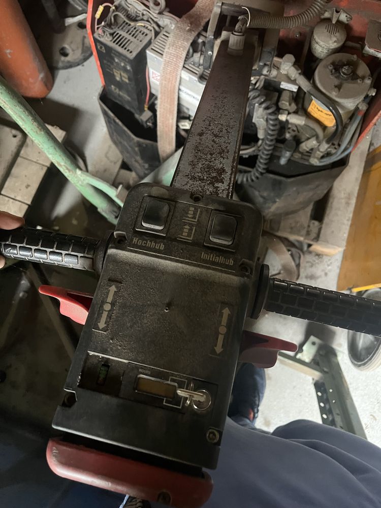 Wózek podnosnikowy elektryczyny paleciak uszkodzony