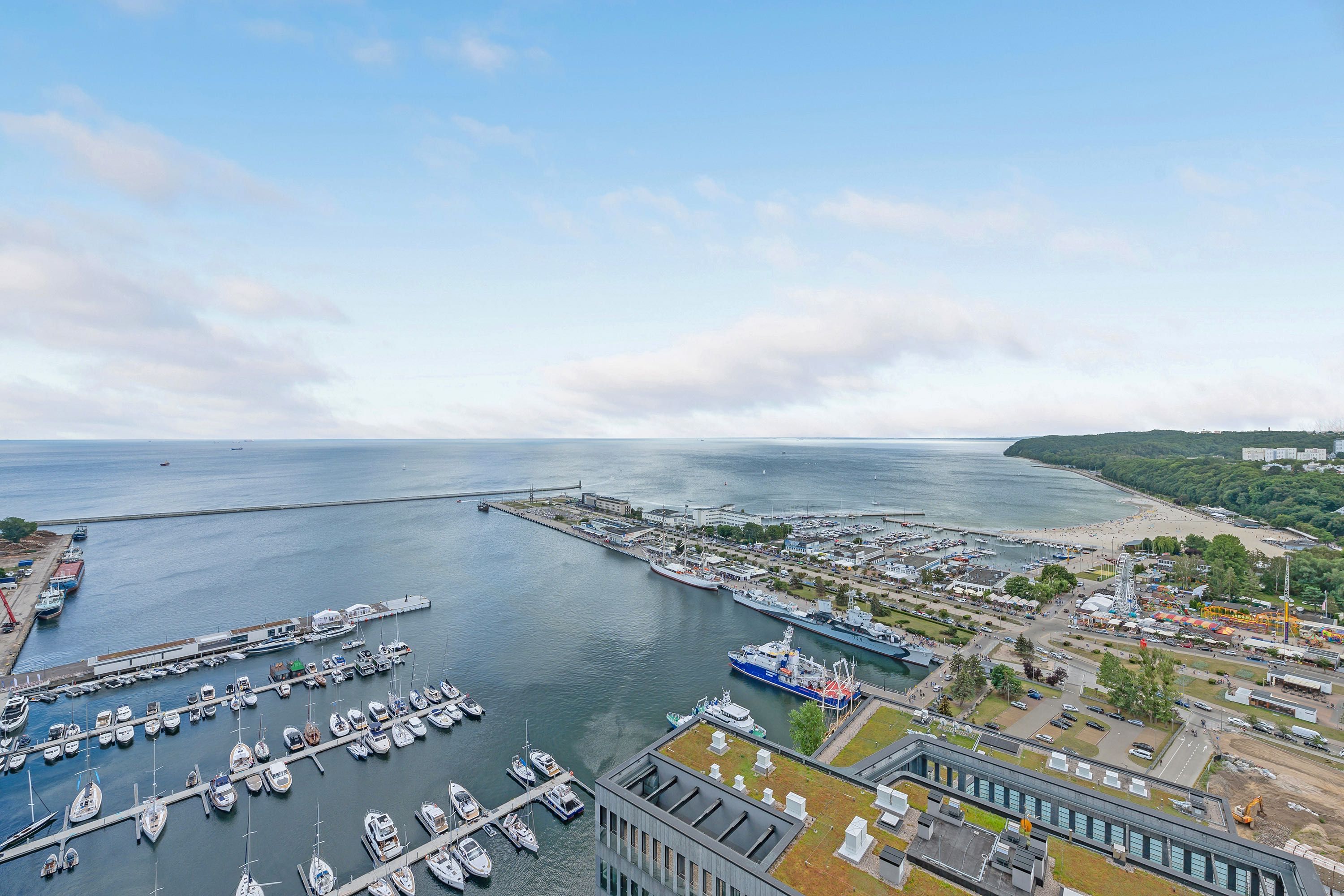 Sea Towers - widok na morze, plażę, miasto i port, hala garażowa