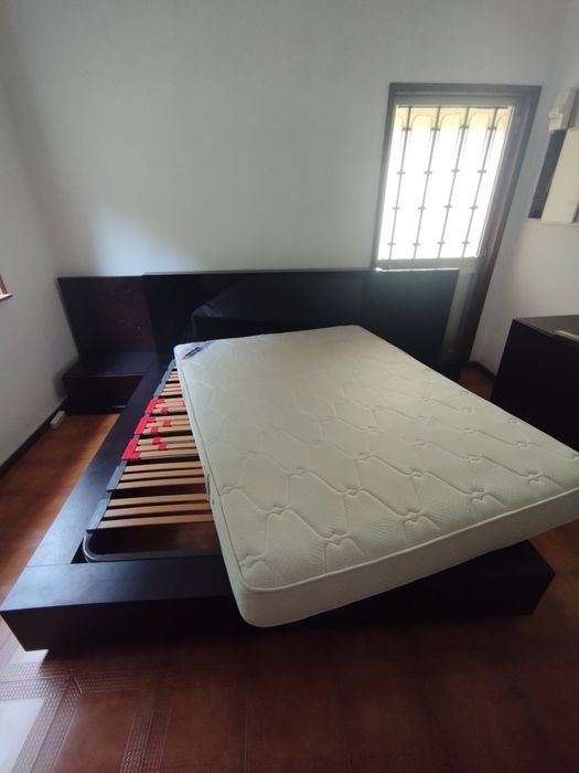 Cama de casal com cabeceira lacada