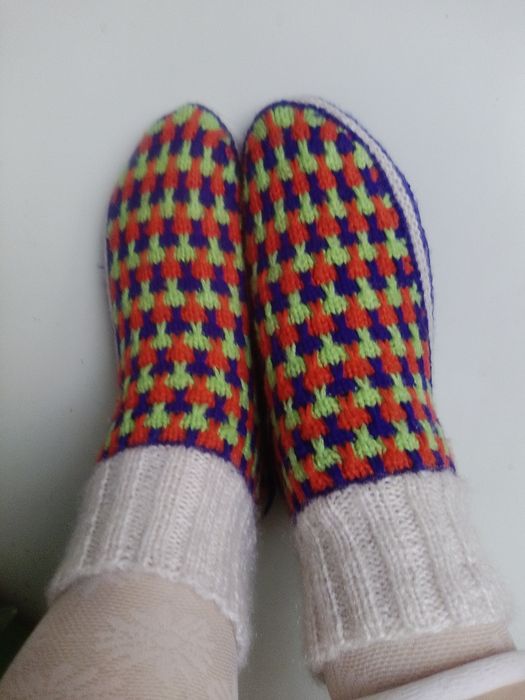 Продам вязаные носочки и следочки.