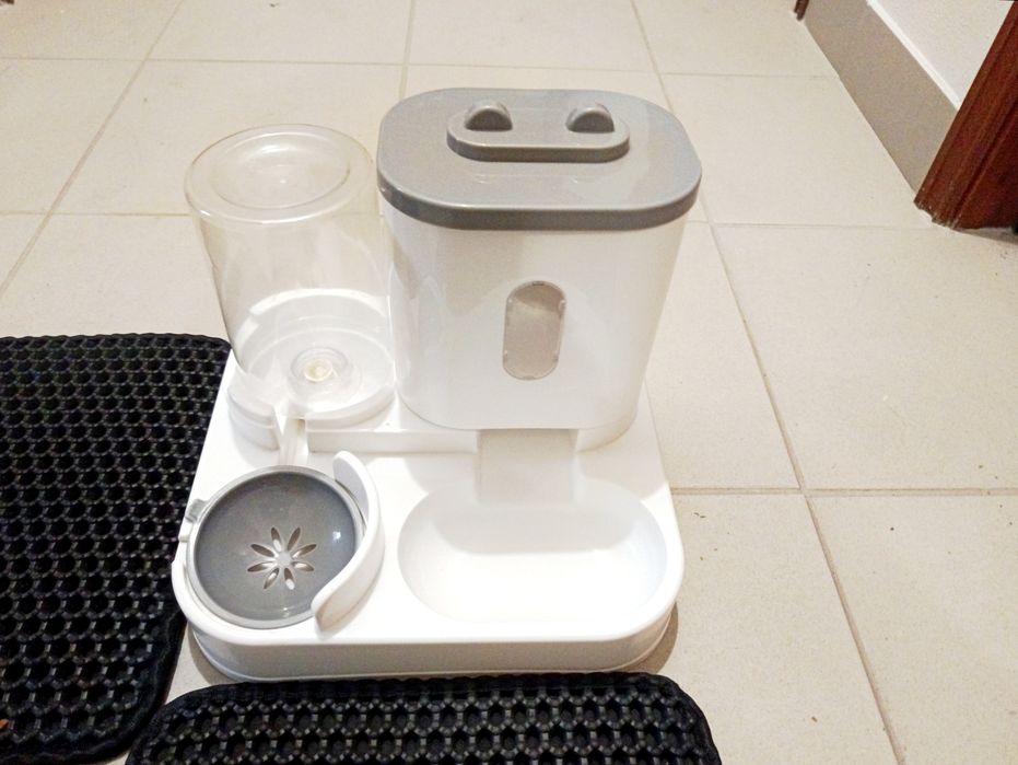 Comedouro e bebedouro