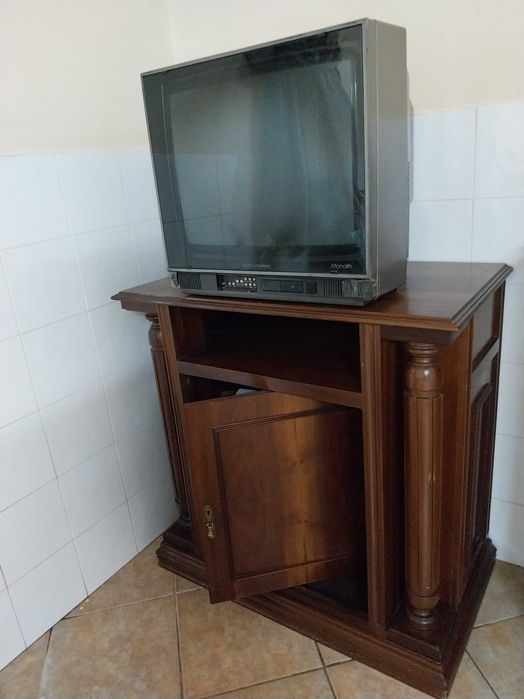 Garrafeira com porta rotativa