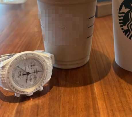 Bioceramiczny zegarek Swatch x Omega do fazy księżyca SnoopySO33W700