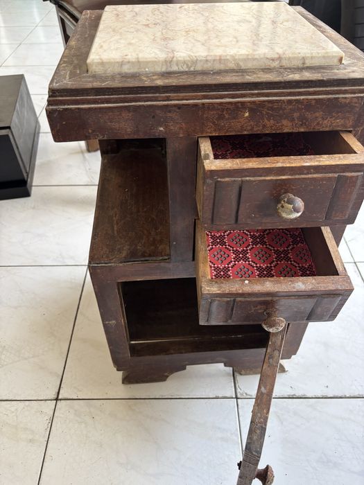 Mesa de cabeceira antiga