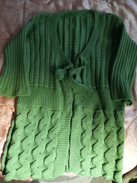 Жіноча жилетка ручної вязки