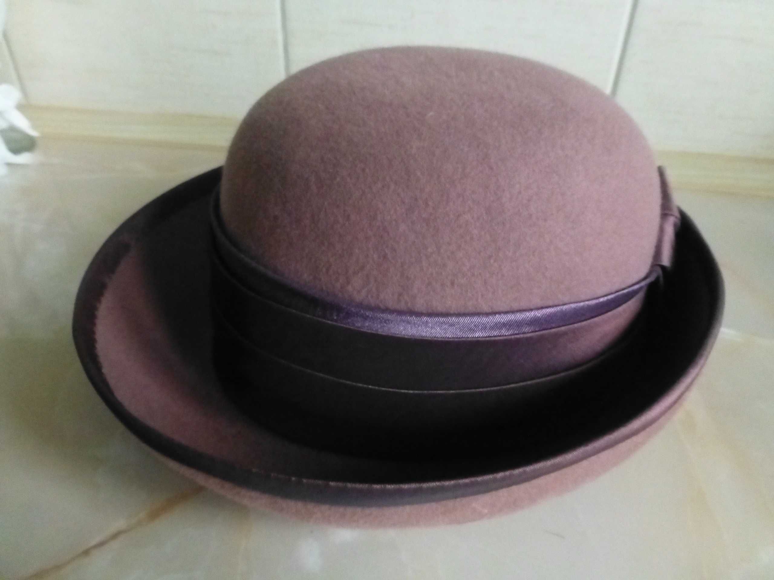 dwa eleganckie kapelusze