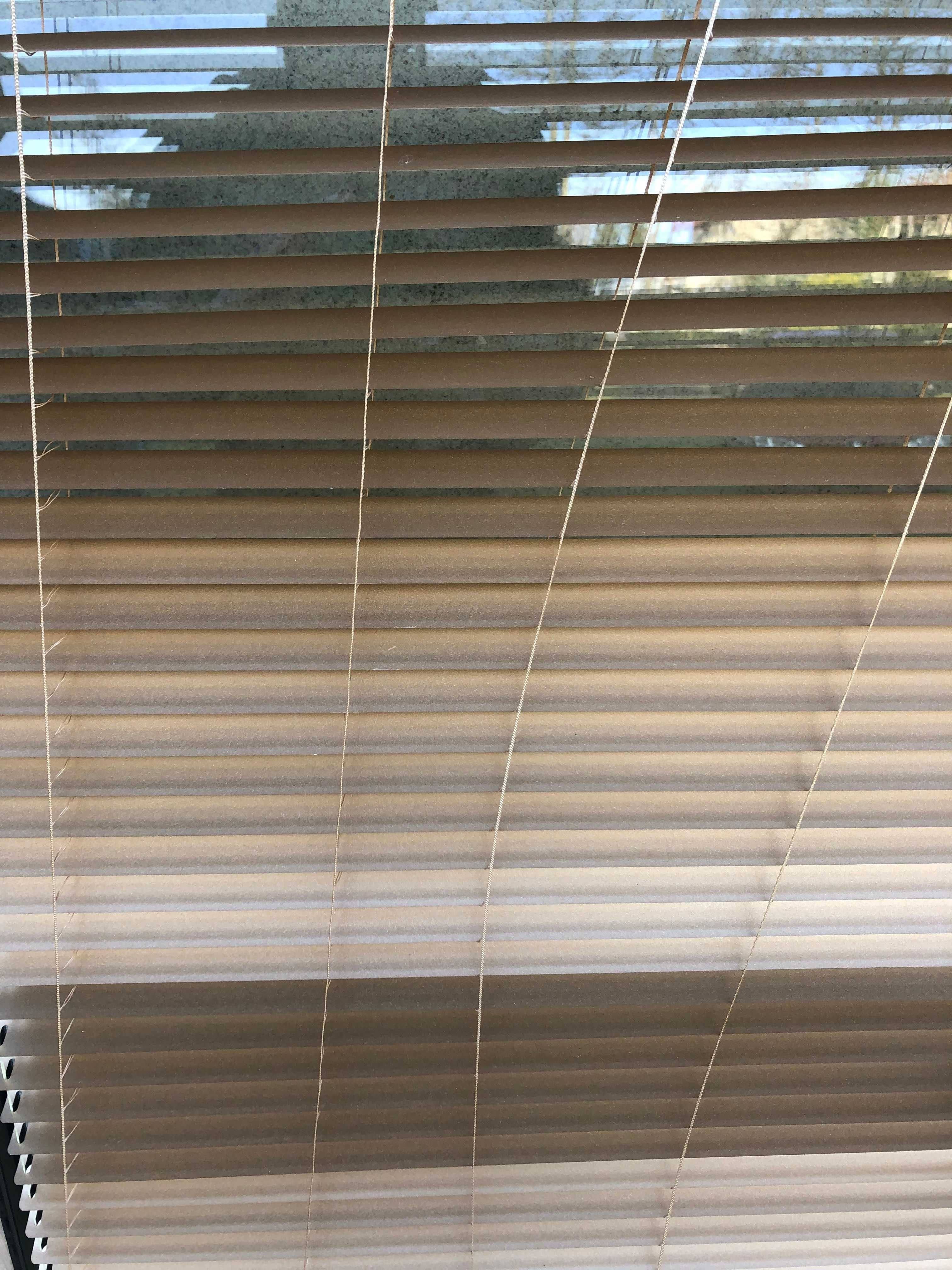 Okno z roletą wewnętrzną szer. 82,5 cm x wys 142 cm