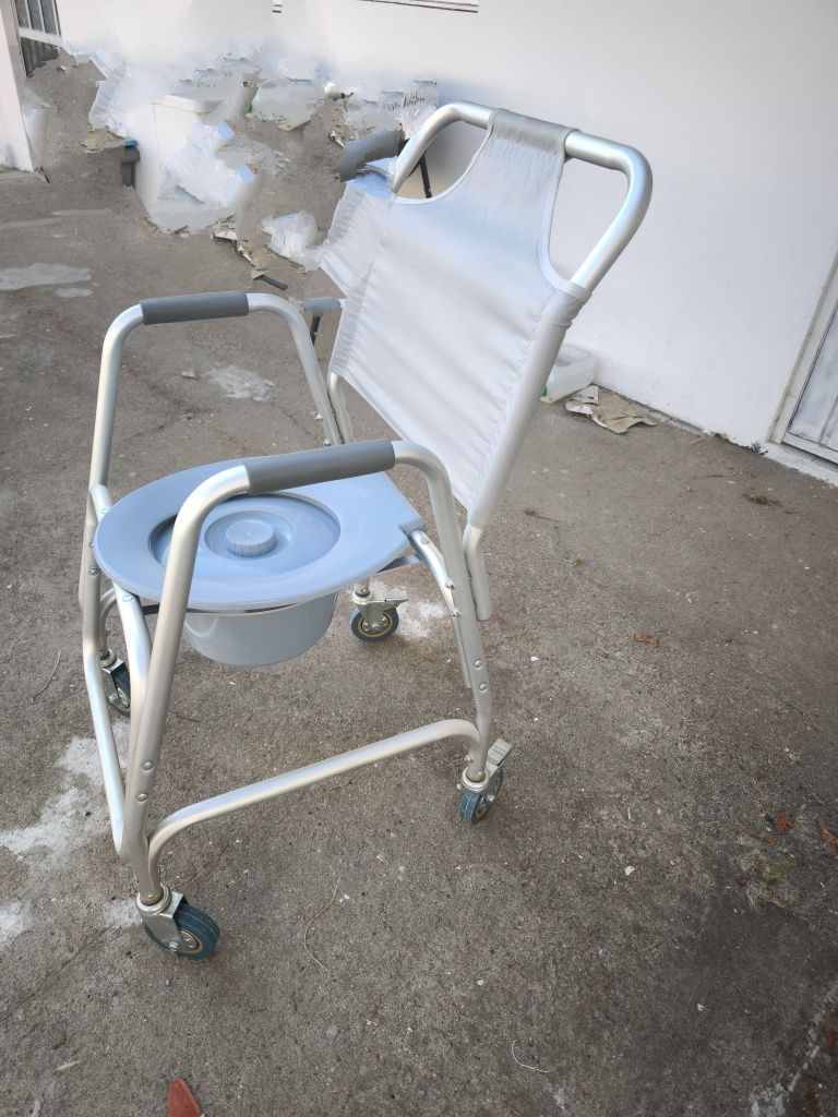 Cadeira sanitária com rodas
