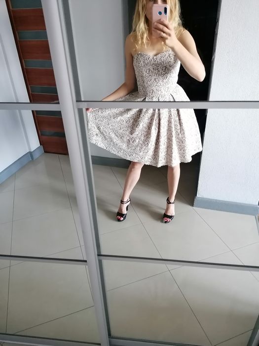 Sukienka Paris Hilton XS kawowa, beżowa, białe kwiaty, wesele