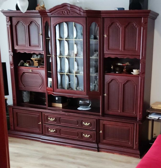 Regał z barkiem i witrynką