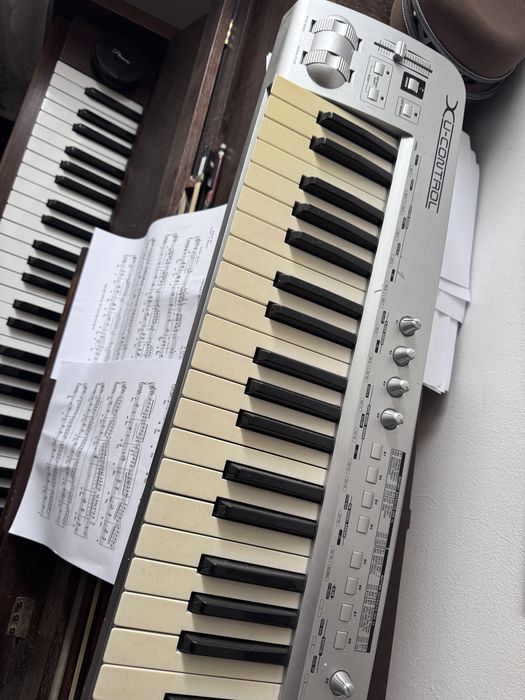Kontroler midi behringer na baterie i zasilacz