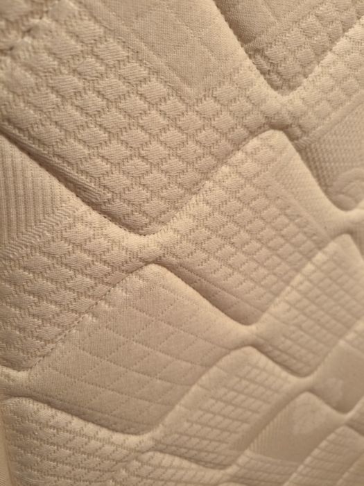 Cama com mesa cabeceira