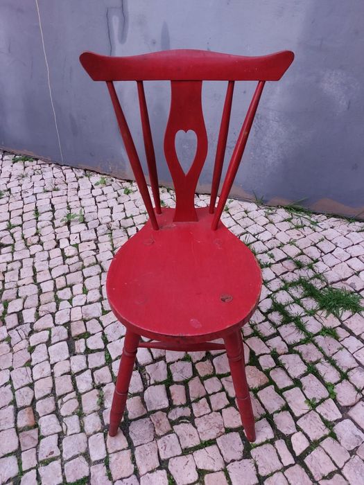 Cadeira em madeira maciça rabo de bacalhau

A levantar Lisboa, G