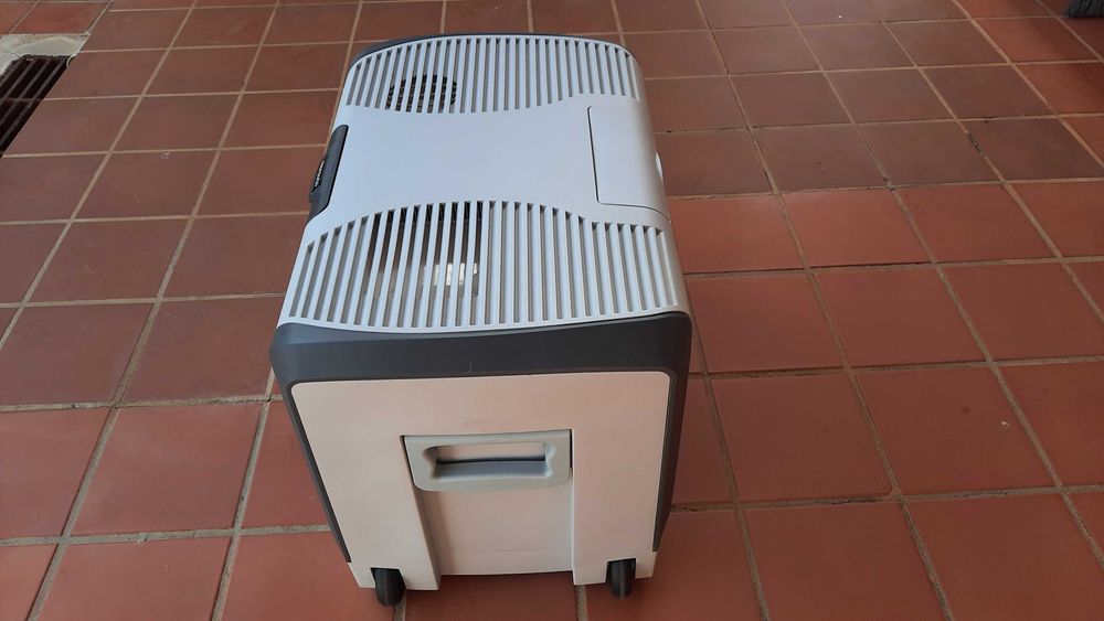 Geleira Elétrica NORAUTO 12/230V (40L) como nova