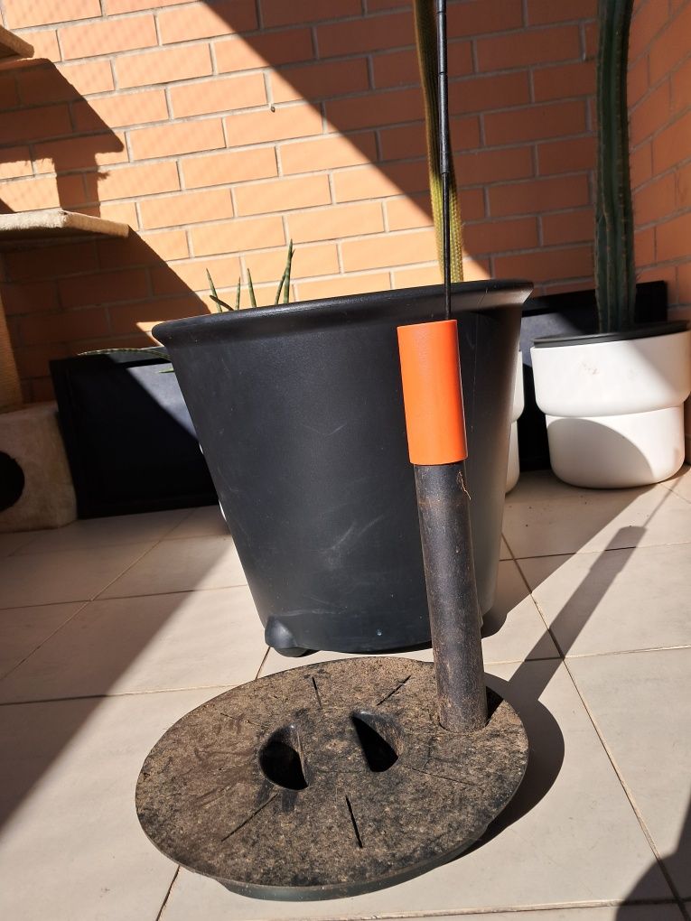 Vaso com indicador e rega auto-regulada
