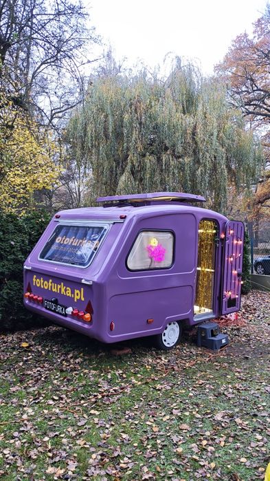 Fotofurka.pl - mobilna fotobudka w przyczepie Niewiadów N126E z 1981