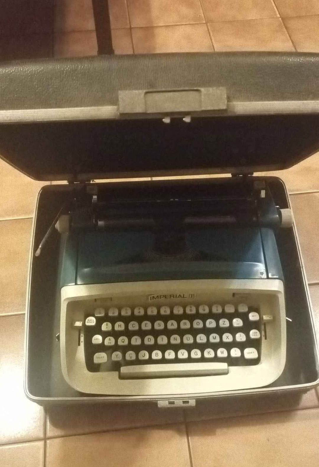 Máquina de escrever Imperial, em óptimo estado.