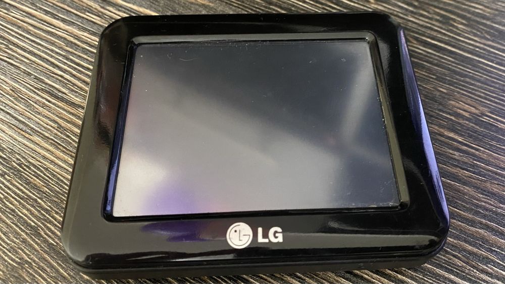 GPS навігатор LG N10, на кріплені, в чудовому стані!