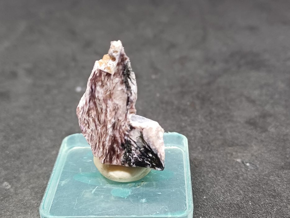 Ciekawy czaroit tinaksytem z Rosji.