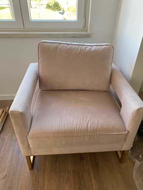 poltrona rosa claro com base dourado