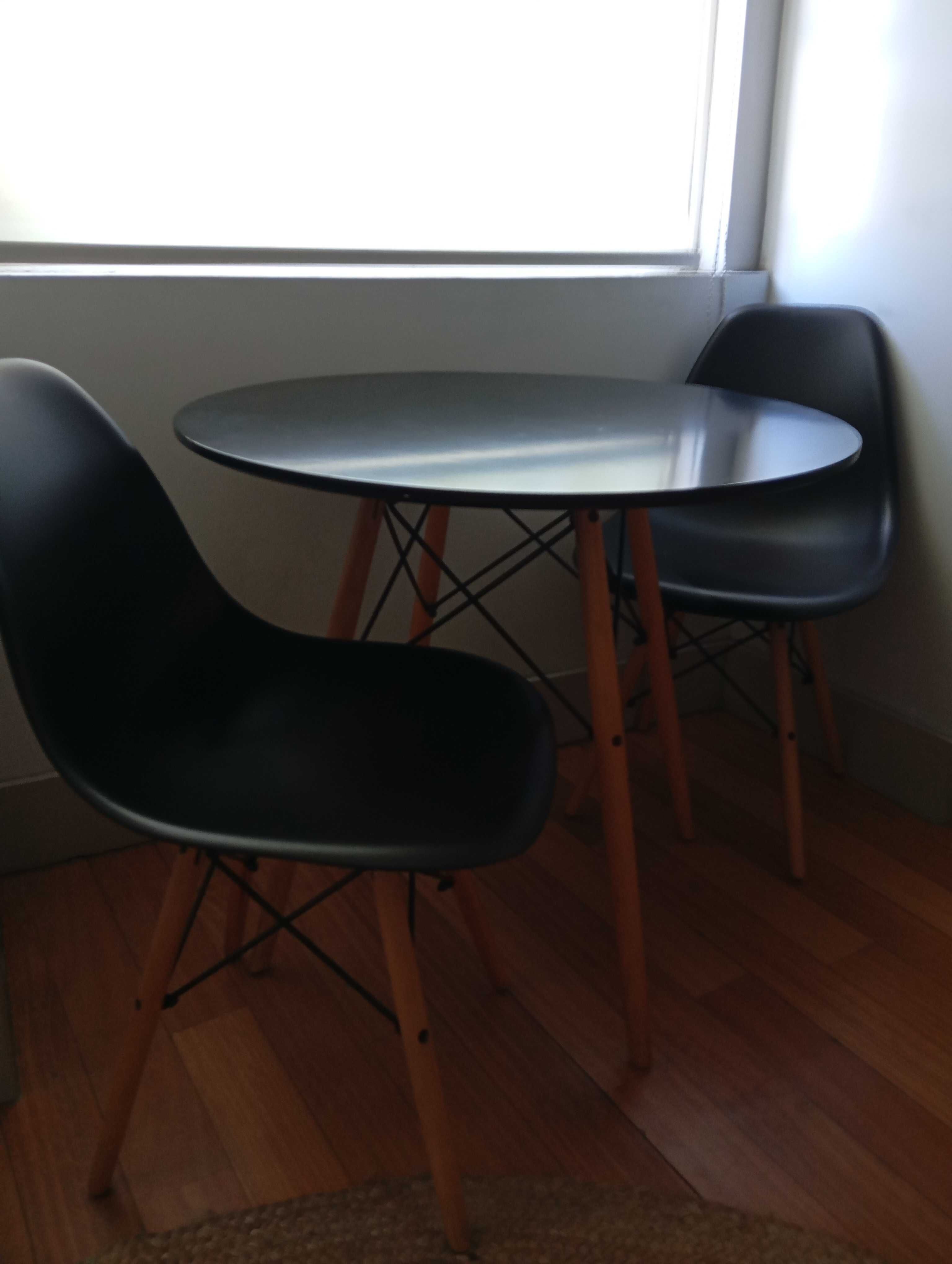Mesa com duas cadeiras Eames