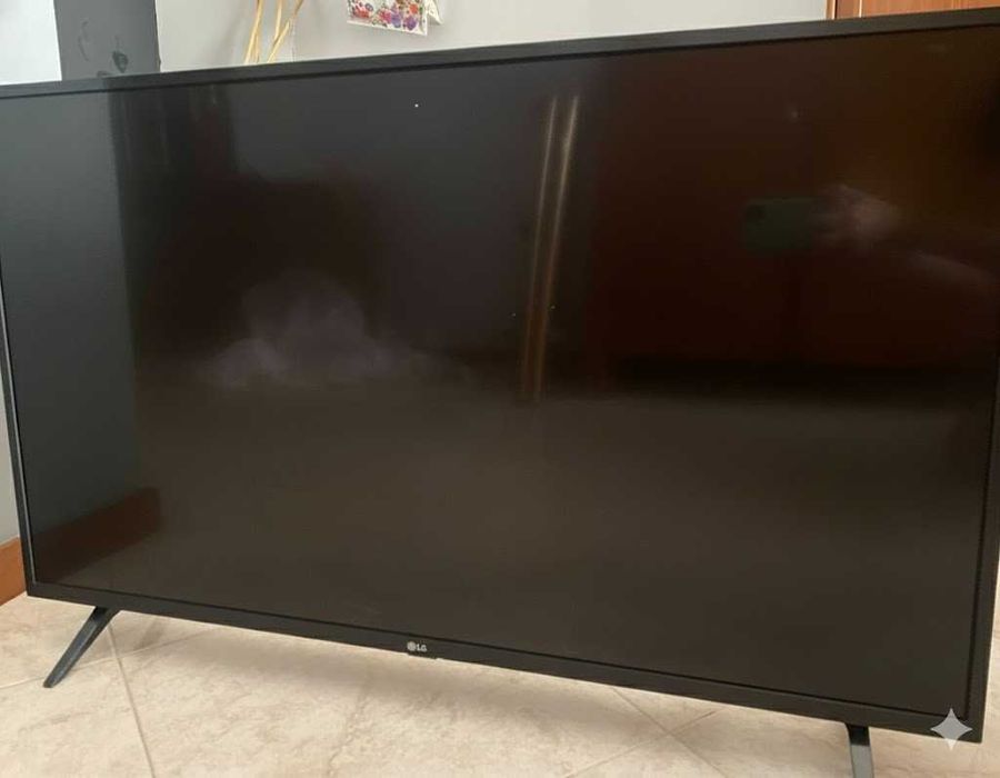 TV LG 43'' c/ ecrã partido para peças c/ comando e cabo de alimentação
