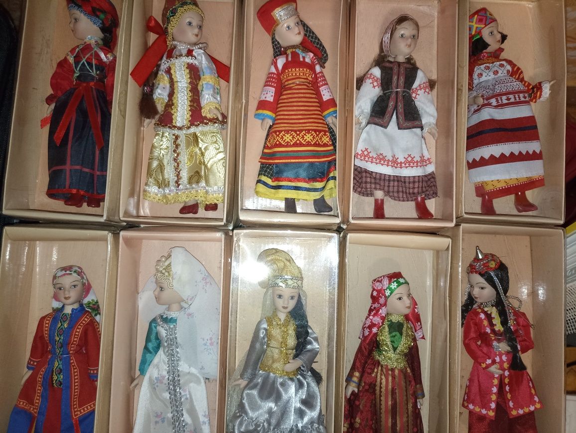 Фарфоровые куклы народных костюмах.