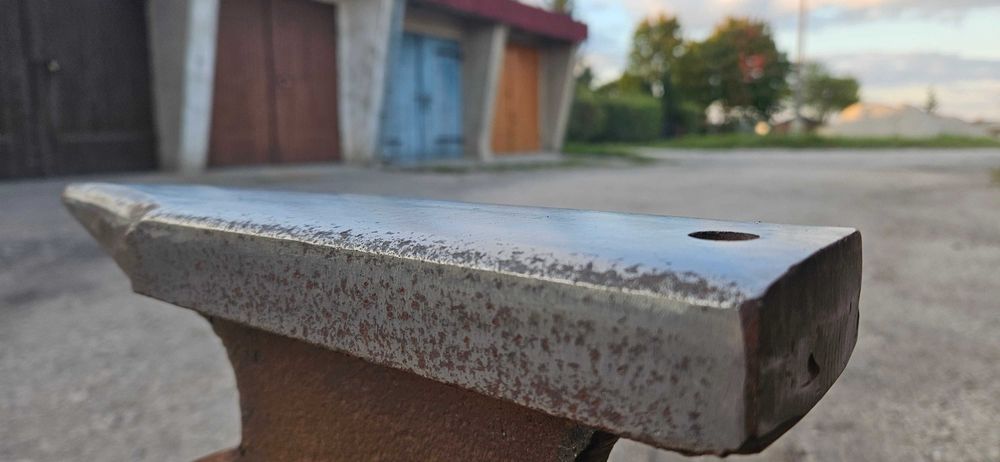 Kowadło w bardzo dobrym stanie.