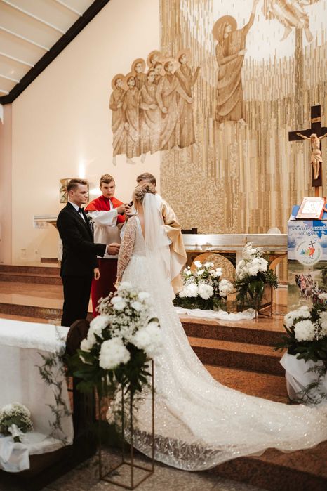 Suknia ślubna z trenem błyszcząca