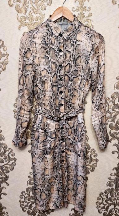 Красива сукня в зміїний принт