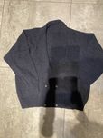 Granatowy sweter pulower