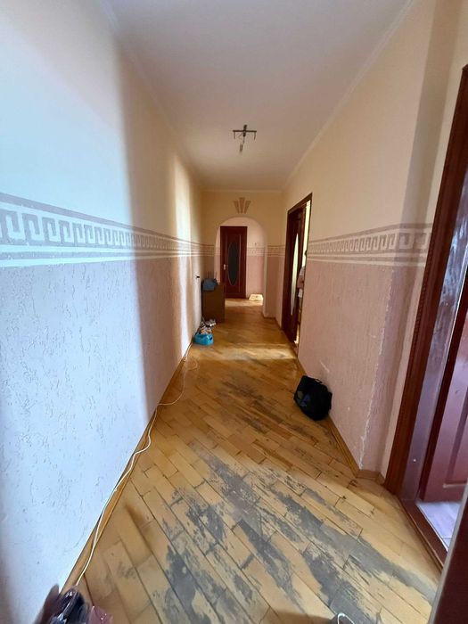 Хороша ціна! Продам трикімнатну квартиру в центрі міста Долина!