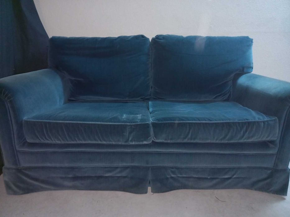 Sofá de 2 lugares em Veludo Azul Petróleo.