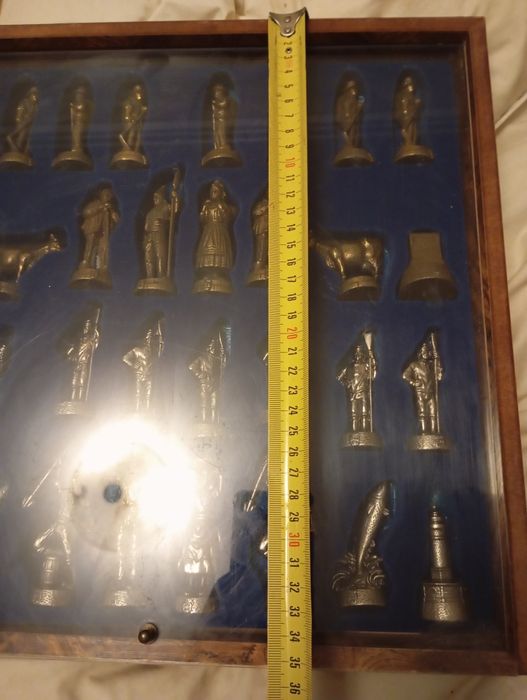 Tabuleiro de xadrez grande com peças em metal