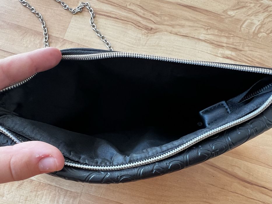 Torba torebka GUESS czarna kopertówka mala na łańcuszku ładna