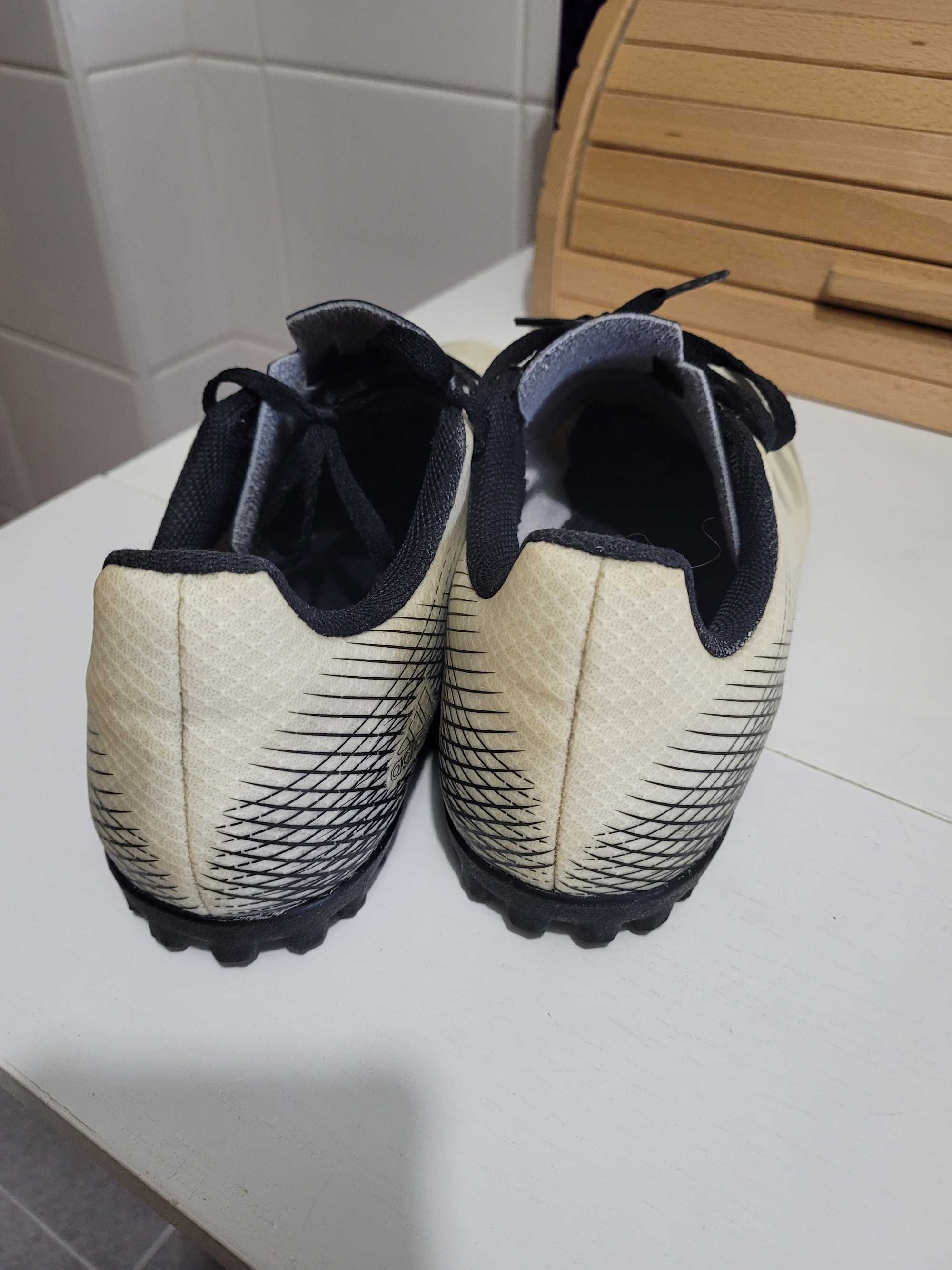 Chuteiras Adidas, numero 44, com pouco uso.