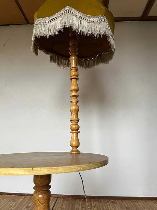 Lampa nocna ze stolikiem i abażurem