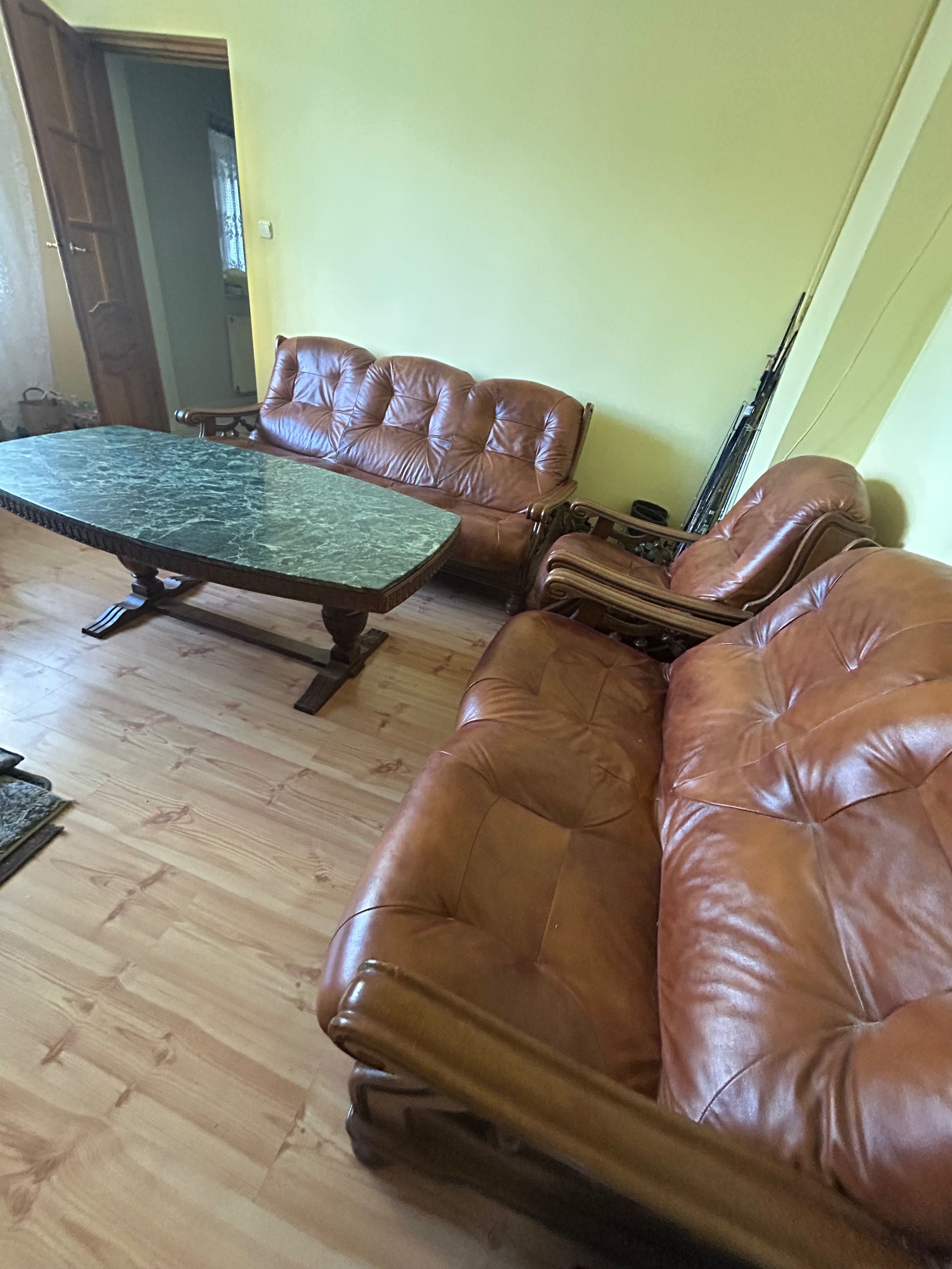Wypoczynek skórzany z fotelem i ławą