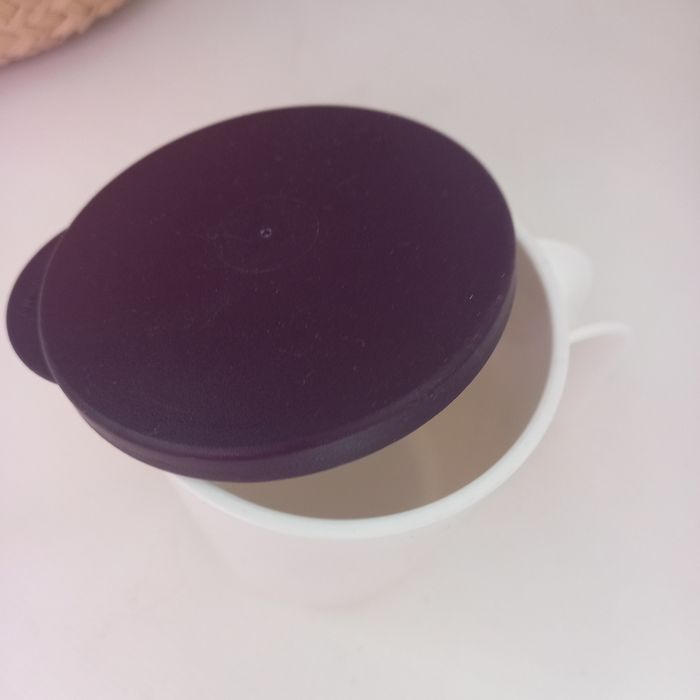 Tupperware kubek ze szczelną pokrywką 350 ml