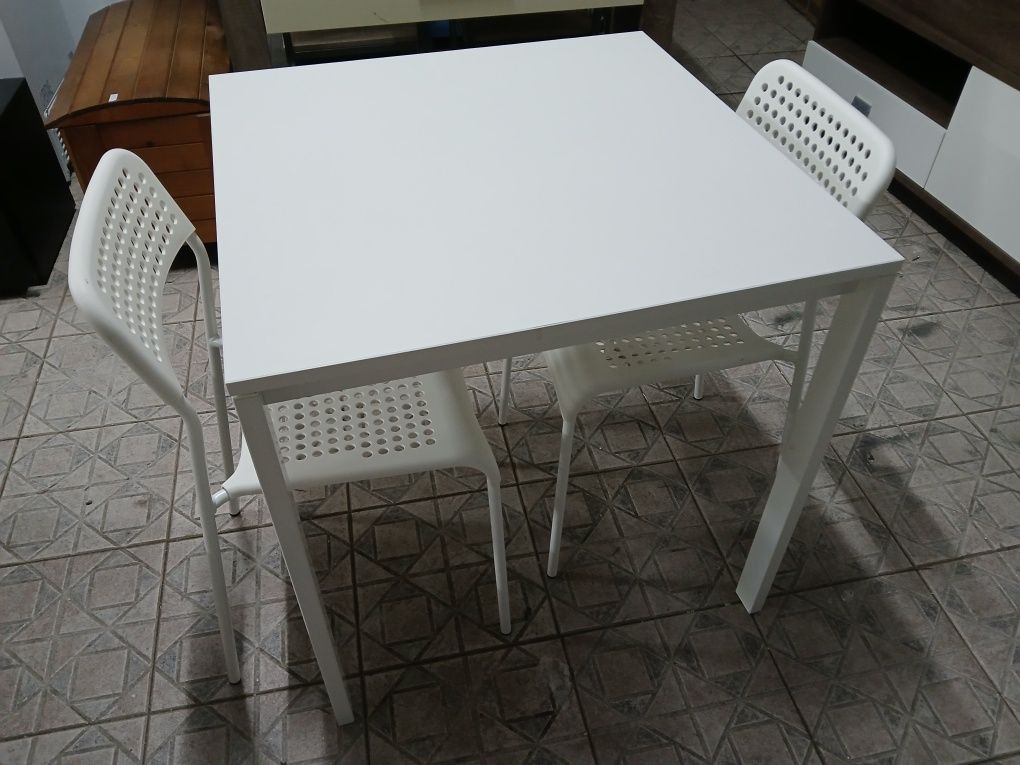 Mesa IKEA-Melltorp + 2 Cadeiras IKEA-Adde