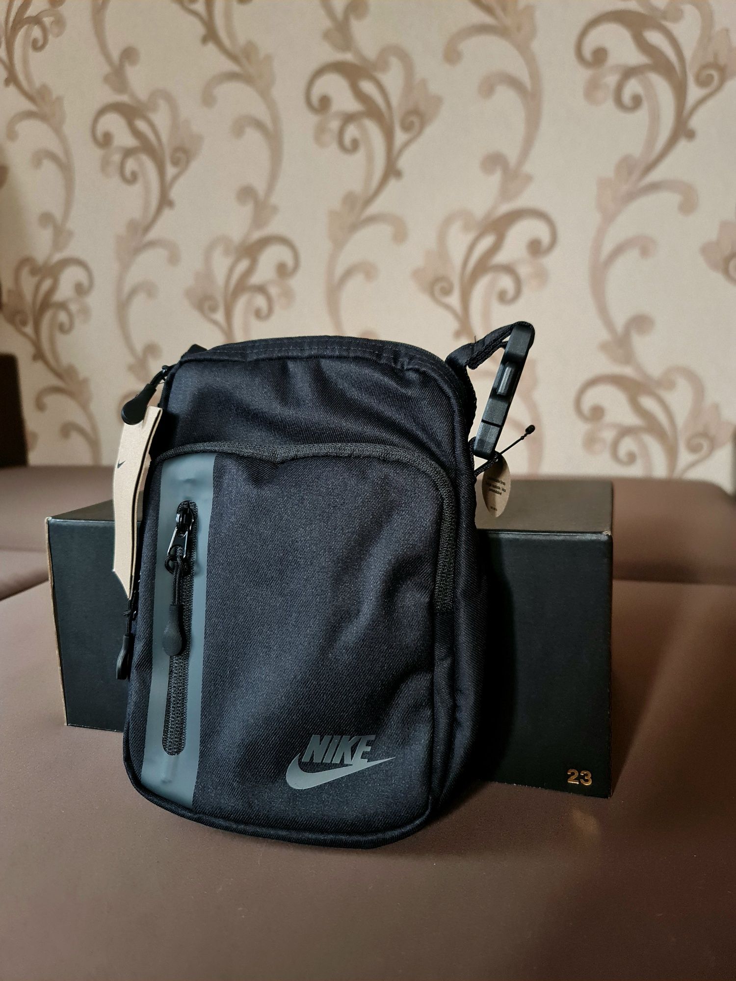 Сумка через плече Nike Elemental Premium Crossbody DN2557-010