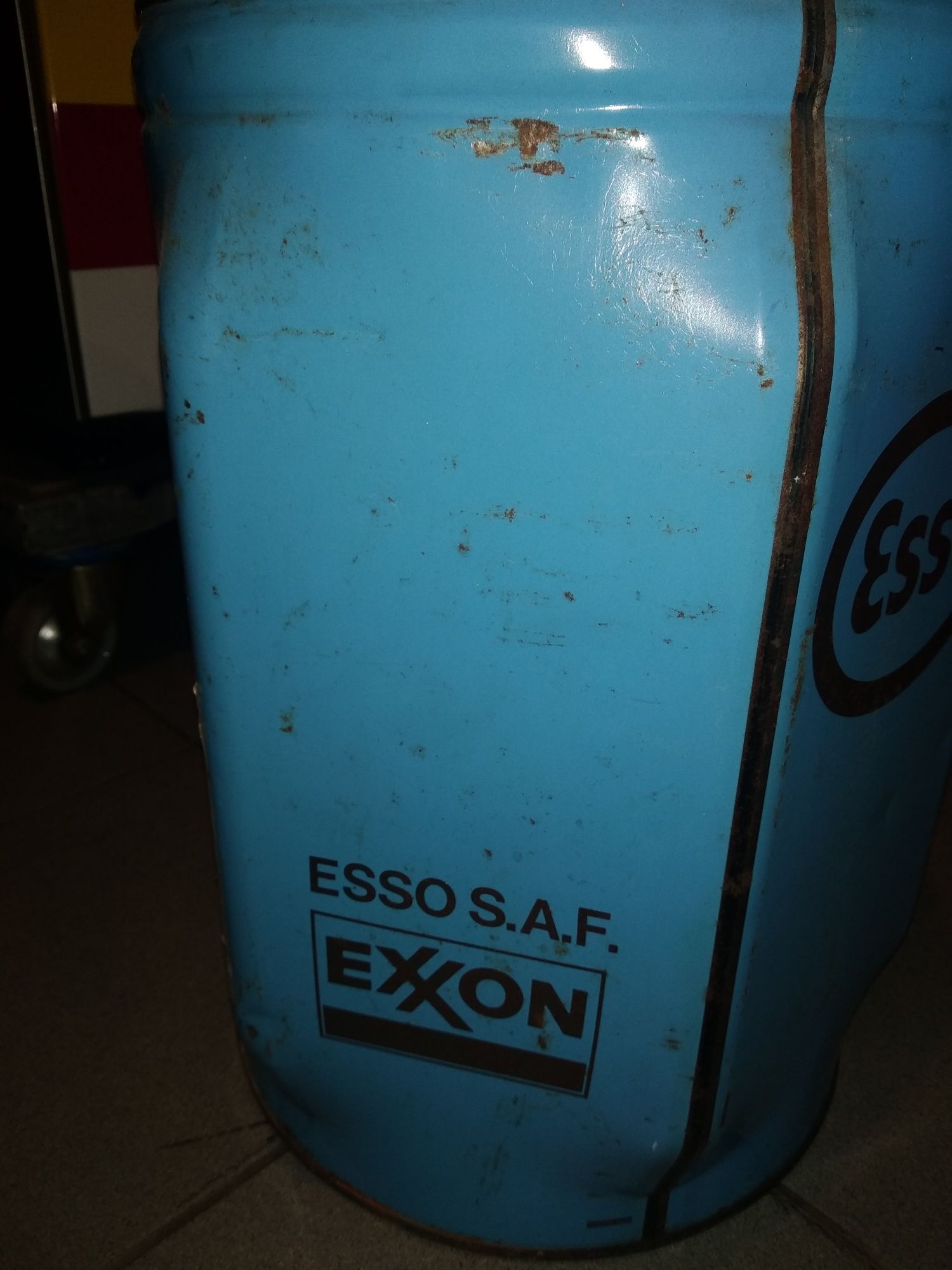 Lata de óleo Esso Exxon cheia.