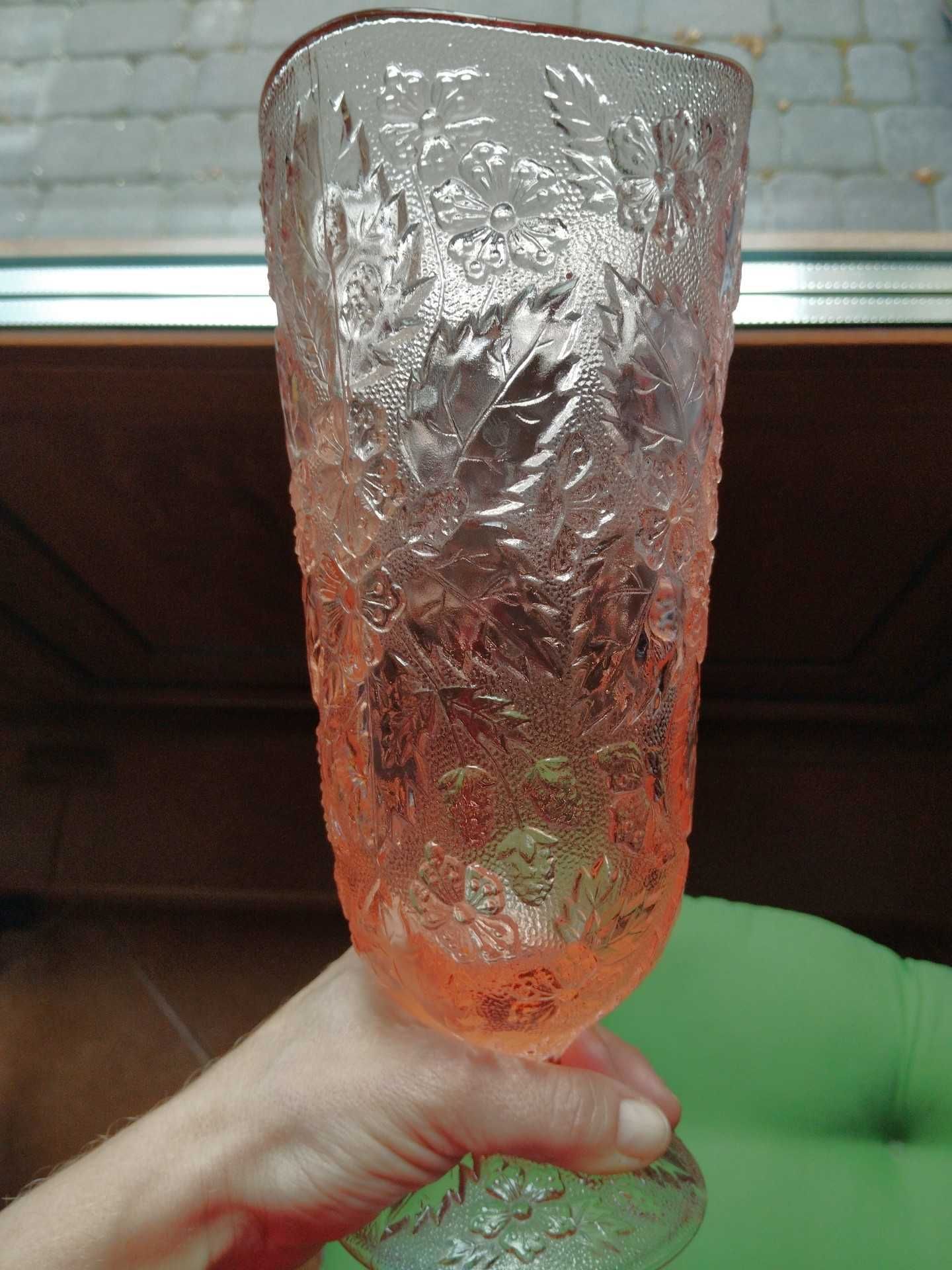 Wazon różowy,kwiaty, huta Ząbkowice, E. Trzewik-Drost, Strawberry, PRL